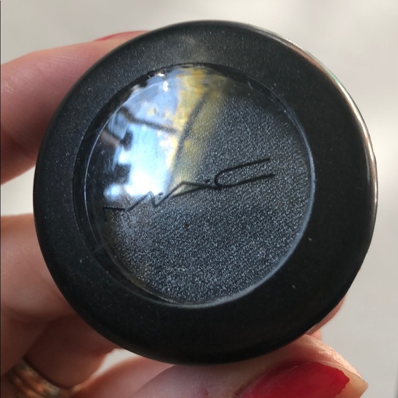 Brand new MAC Typographic eyeshadow - Picture 2 of 2